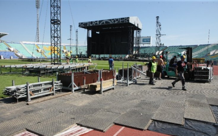 Конкурент ще подгряват AC/DC на „Васил Левски”