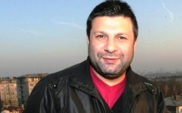 Тони Стораро пее на „студентите” в Шатрата