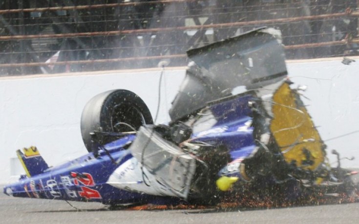 ВИДЕО и СНИМКИ: Пилот оцеля след ужасяваща катастрофа с 320 км/ч