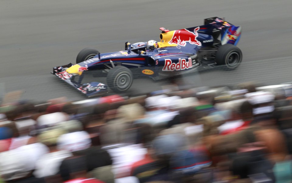 Фетел размина всички на втората свободна тренировка