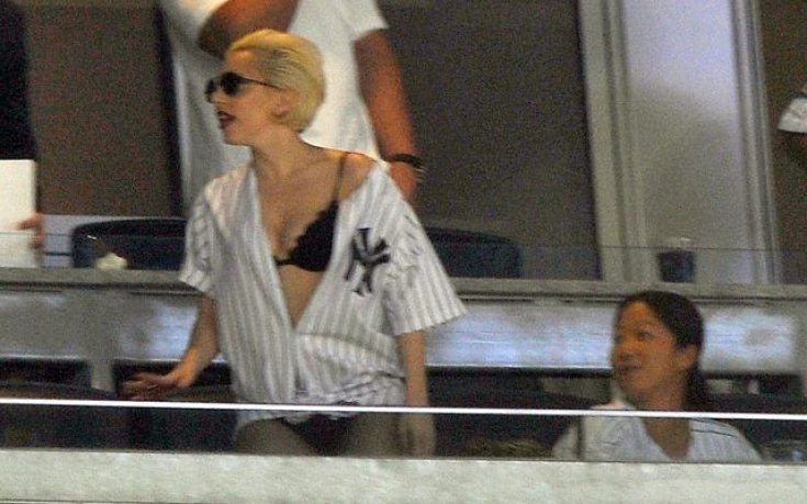 СНИМКИ: Лейди Гага на мач, но забрави дрехите си у дома