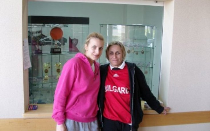 Американка се включва в кампа на Банова, Ангелова и Димитрова