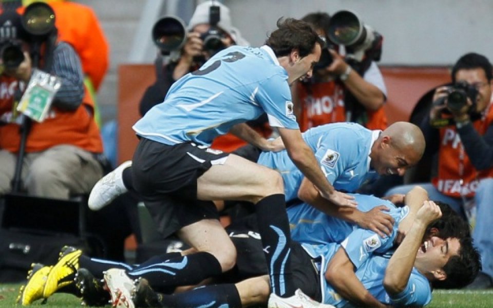 ВИДЕО: Уругвай се измъчи, но победи Корея за място на 1/4-финал