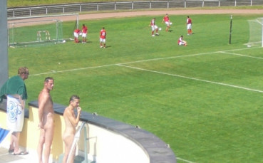 СНИМКА: Нудисти гледат ЦСКА!