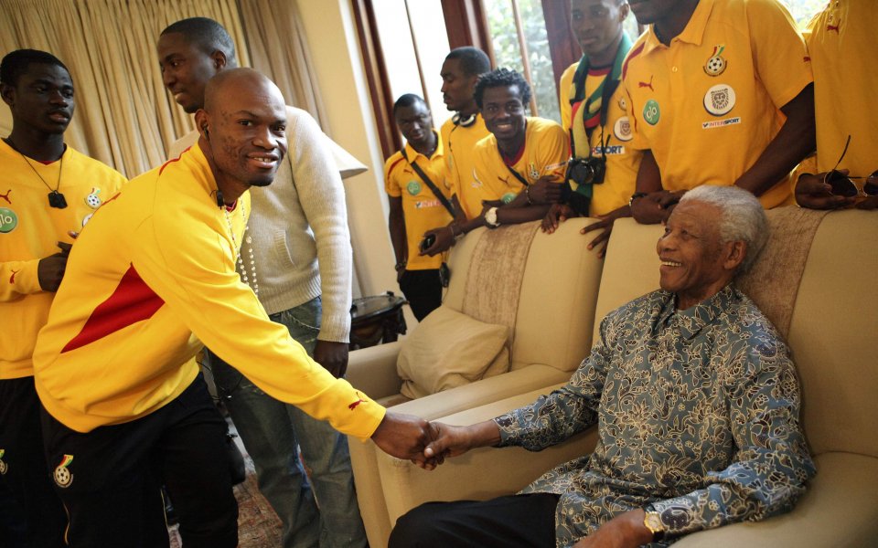 Нелсън Мандела прие в дома си футболистите на Гана