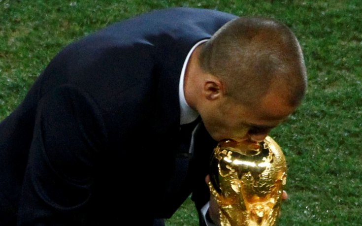 Канаваро размени последни целувки с купата