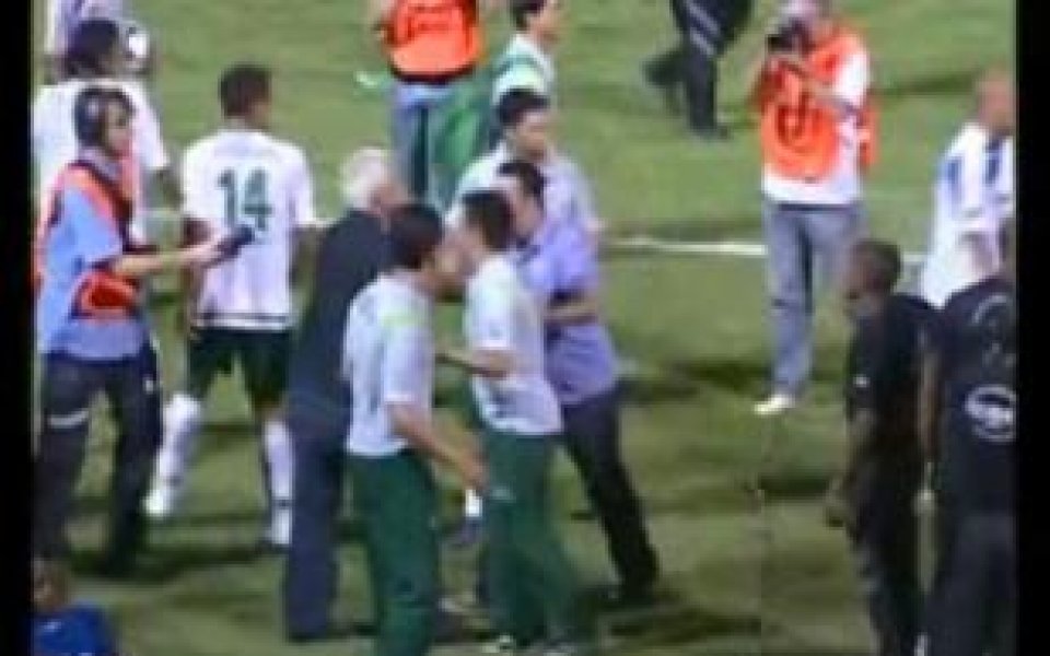 ВИДЕО: Меле след мач, футболисти пребиха журналист
