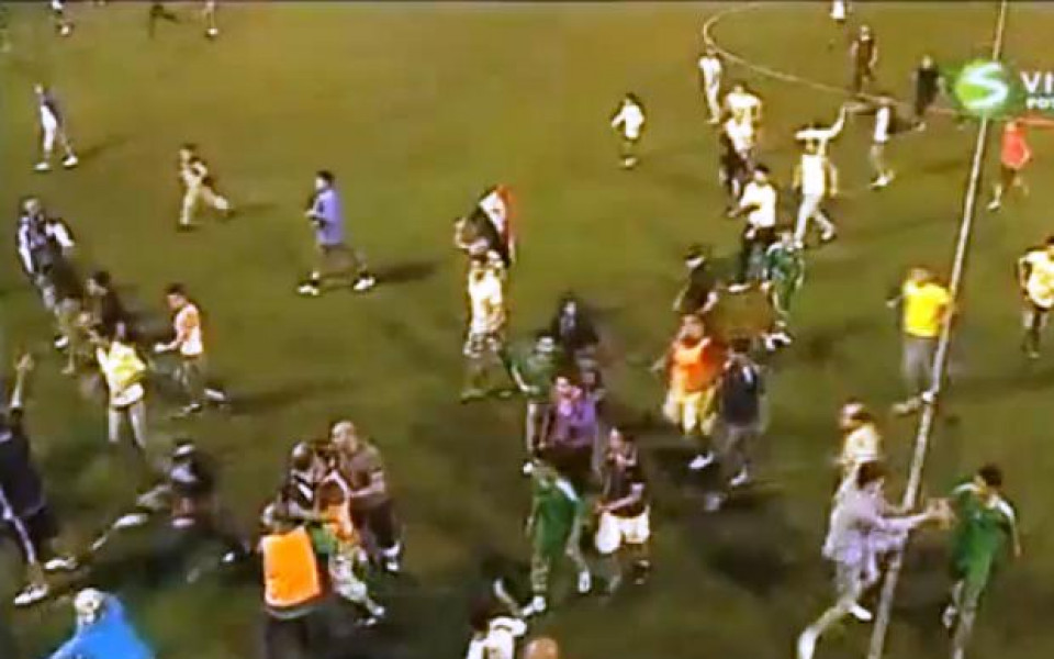 ВИДЕО: Див екшън в Швеция дни преди мача на Левски, иракски фенове бият деца