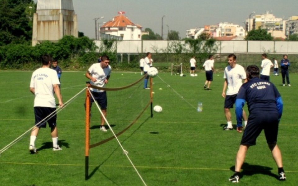 Левски пак тренира на две групи