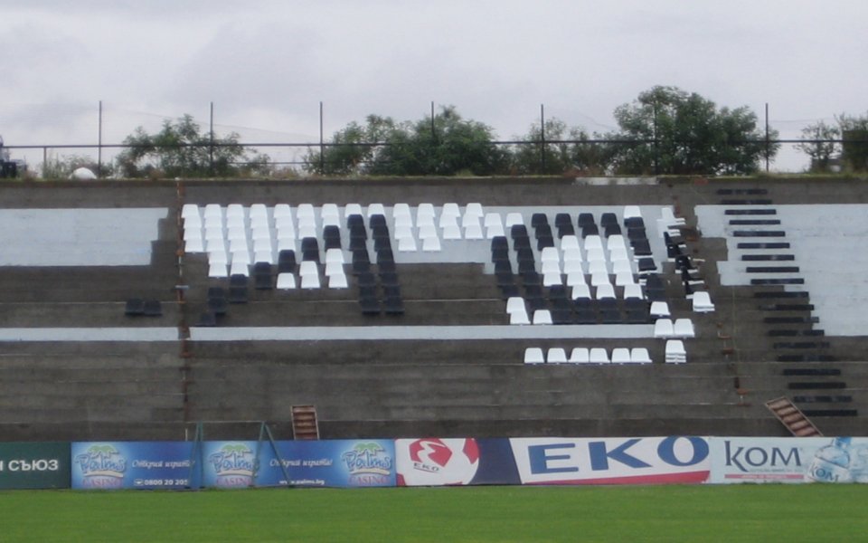 Локо Пд стяга стадиона за първия домакински мач