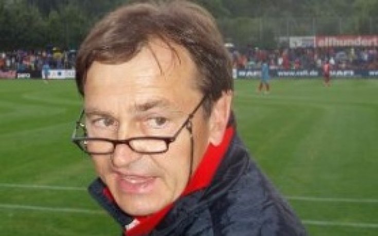 Олимпиакос уволни треньора си Евалд Линен