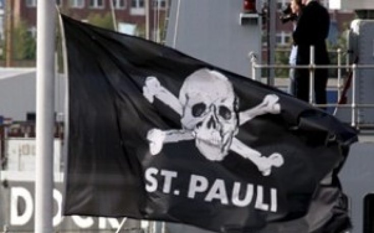 Фенове на Хамбургер биха с пръти вратаря на Санкт Паули