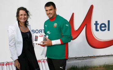 Националите ни заминаха за Англия с нови телефони