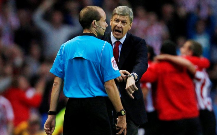 Наказват Венгер, блъснал четвъртия рефер