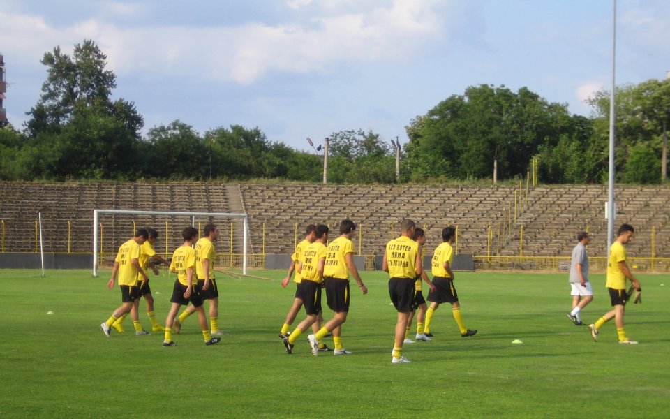 Ботев с първа издънка, преследвачите падат