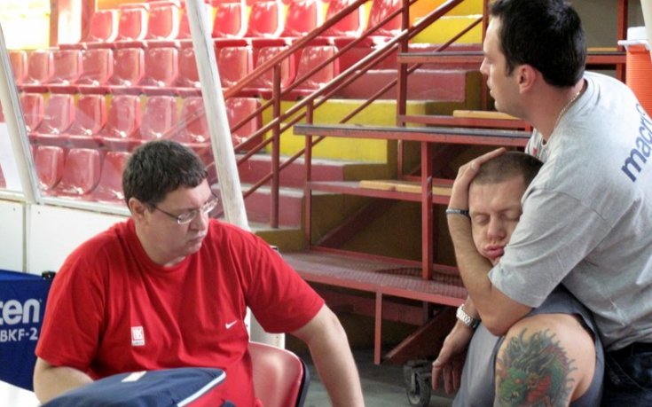 СНИМКИ: Автобус опита да нокаутира Каспарс Камбала в Никозия