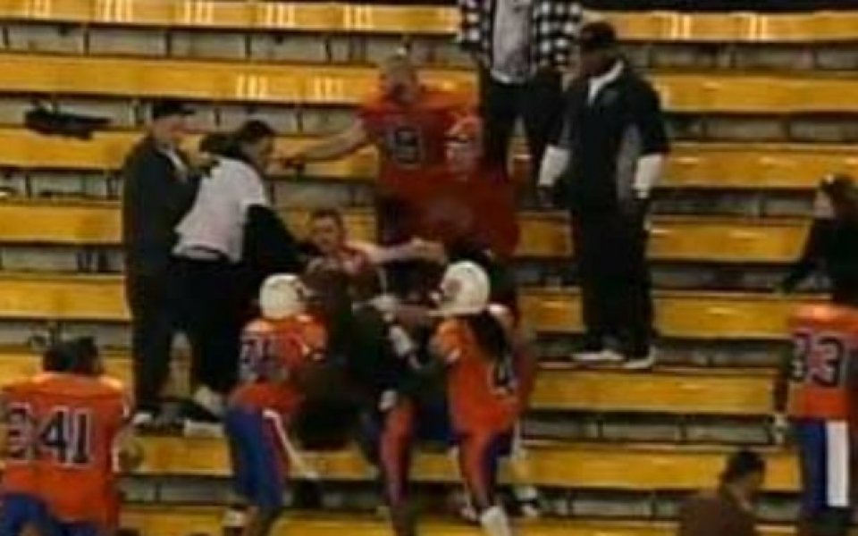 ВИДЕО: Футболен отбор нахлу на трибуните и би фенове