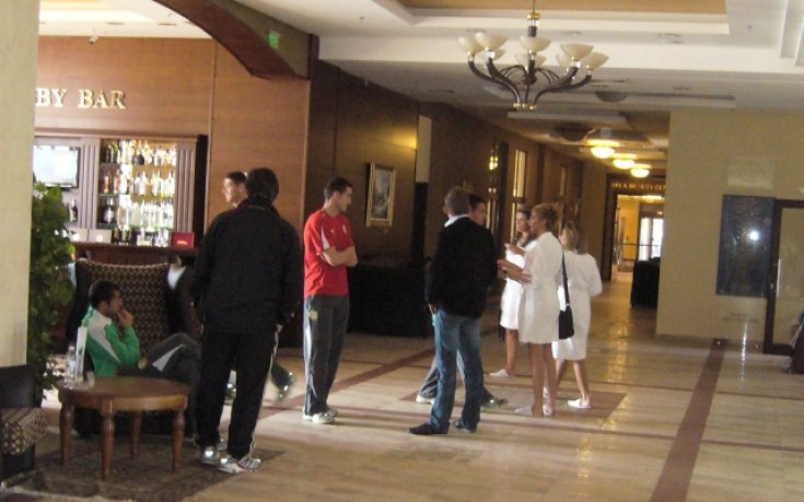 Плеймейтки по халати щъкат в хотела на националите