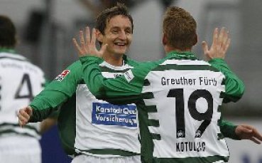 Асен Караславов с цял мач за Гройтер Фюрт при разгромна победа