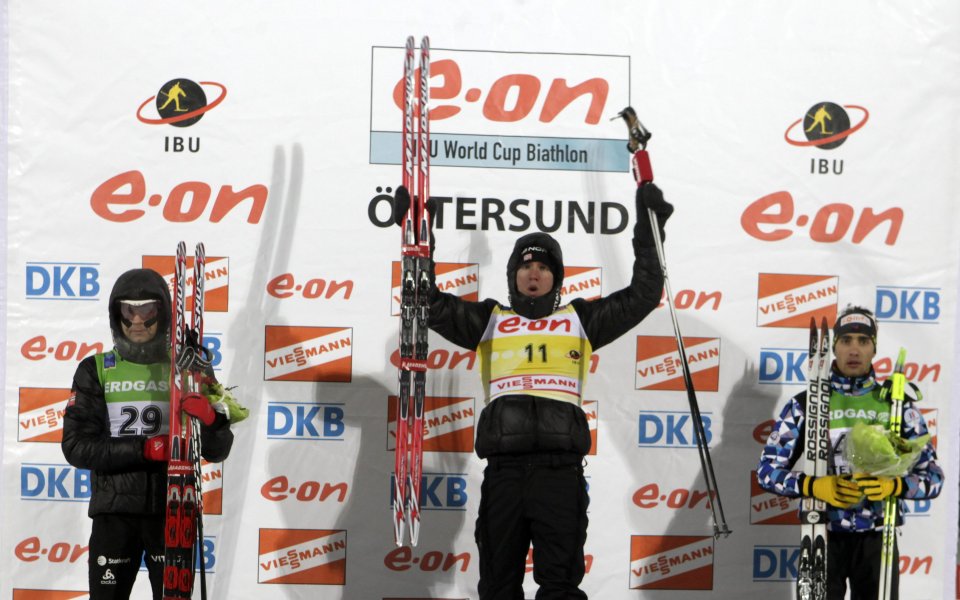 Анев 24-и в спринта в Йостерсунд, Бьорндален падна и изпусна победата