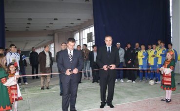 Министър Нейков обеща средства за ремонт на спортната база в Кюстендил