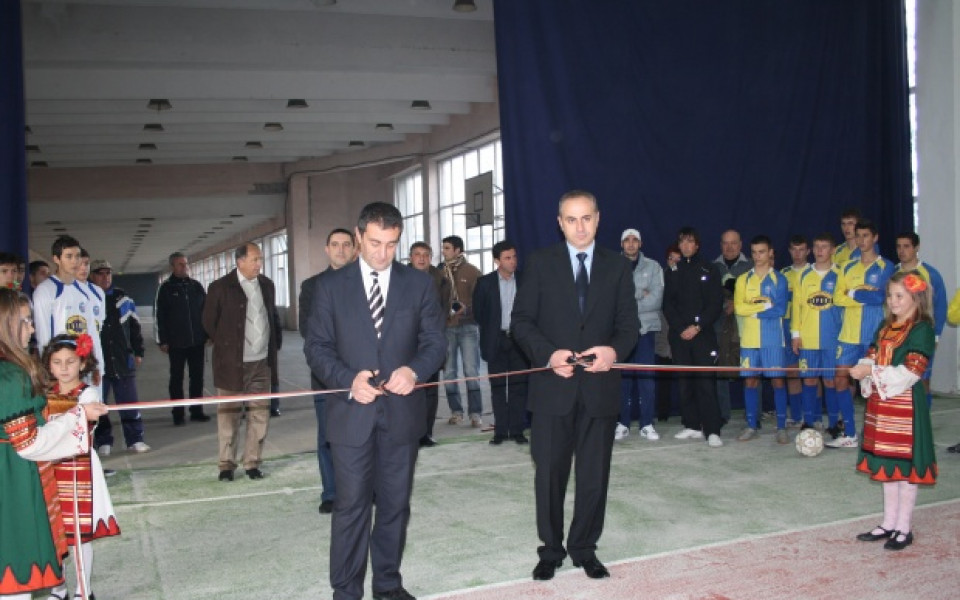 Министър Нейков обеща средства за ремонт на спортната база в Кюстендил
