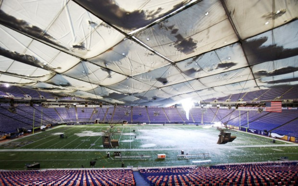 ВИДЕО И СНИМКИ: Покривът на 64-хиляден стадион се срути