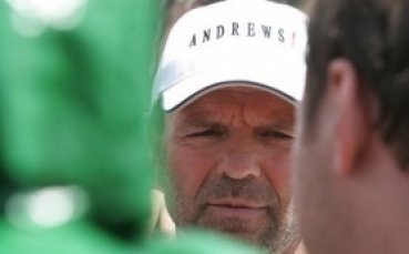 Стойчо Младенов: Качвам се на покрива за да говоря по телефона