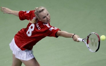 Возняцки загрява за мач с фланелка на Стивън Джерард