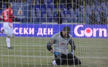 ВИДЕО: Митрев опра пешкира, извадиха го от групата на Левски