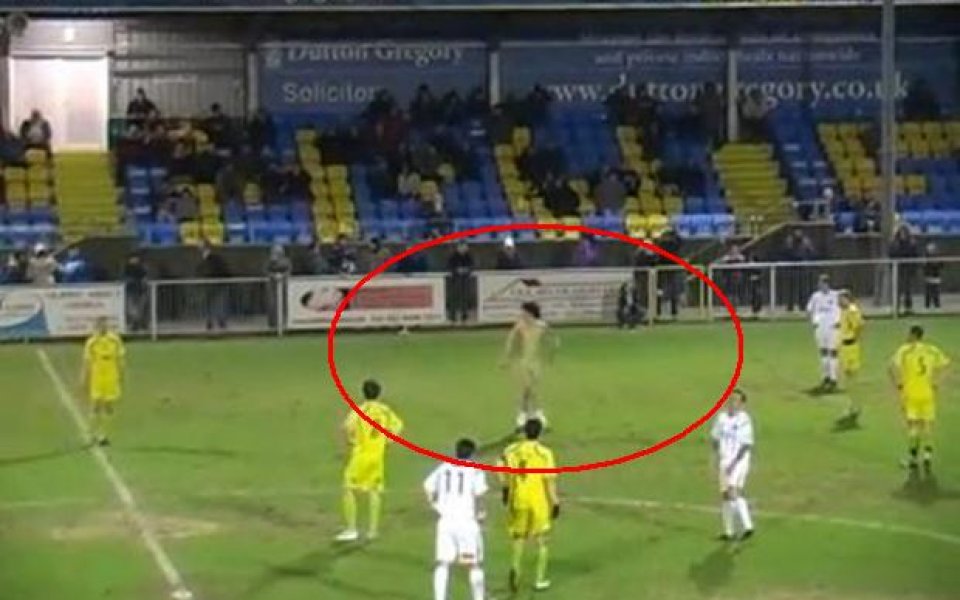 ВИДЕО: Футболист от Англия бе изгонен от игра заради имитатор на Борат