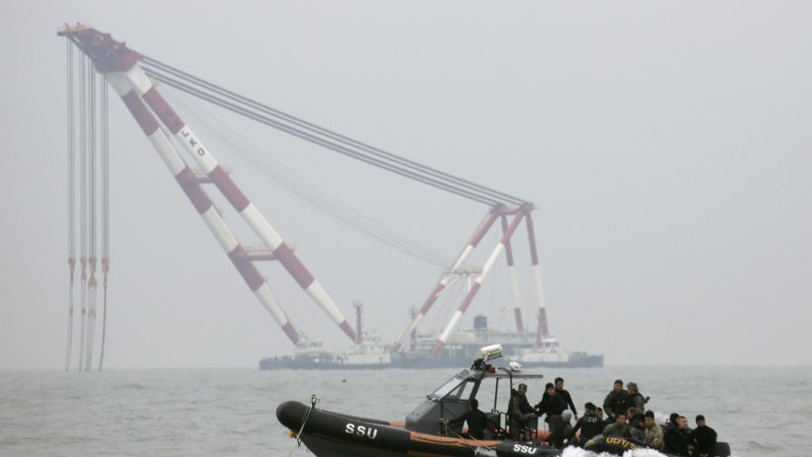 Над 100 са загиналите при потъването на южнокорейския ферибот