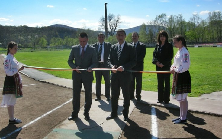 Откриха реновирания стадион в Дряново