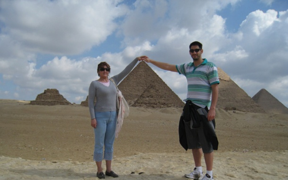 СНИМКИ: Баскетболист разходи майка си до египетските пирамиди