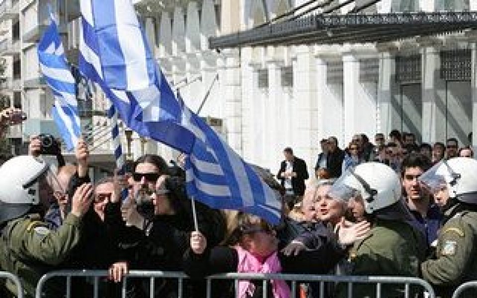 Фенове на Ираклис вилнеят в Солун, полицията използва сълзотворен газ