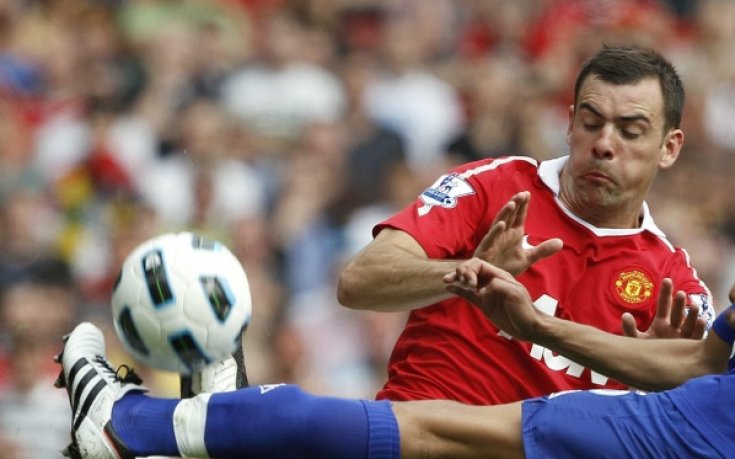 Стив Брус хвърля спасителен пояс на двама от Юнайтед