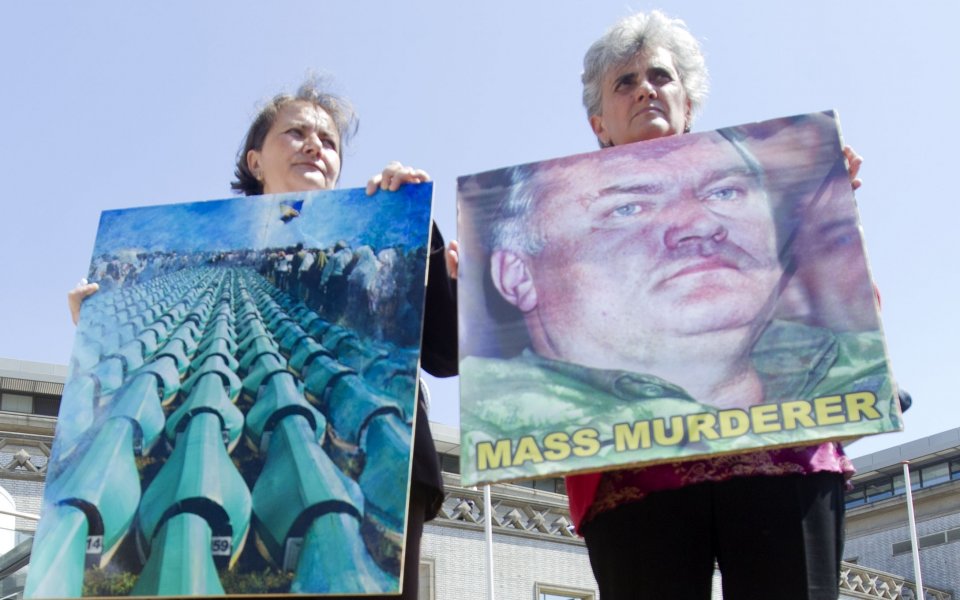 УЕФА наказва Румъния заради подкрепа към Младич