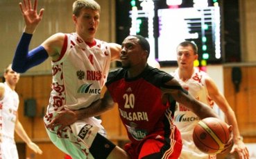 ВИДЕО: БГ-американец нокаутира фен, нахлул на терена в Подгорица