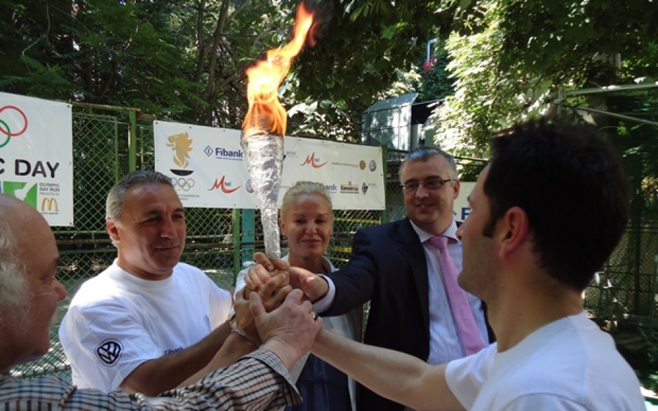 СНИМКИ: Стефка Костадинова и Христо Стоичков поеха факела, заедно ще са в Лондон