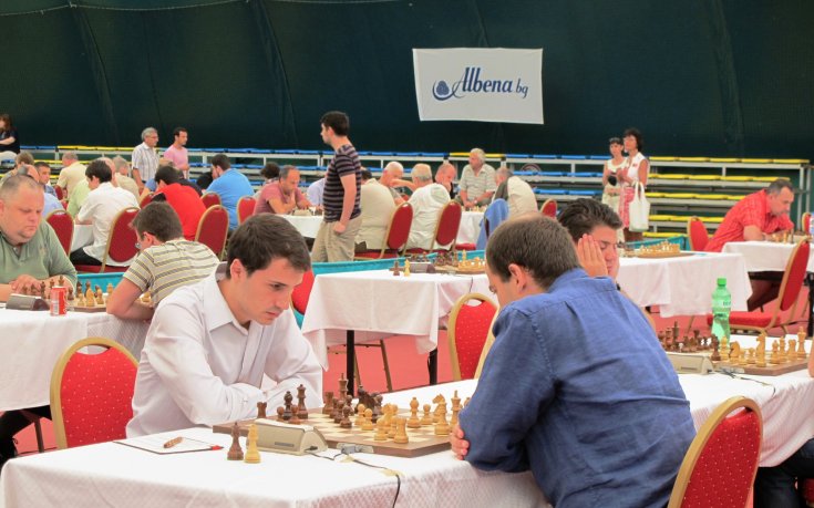 Бербатов бие в Албена, лидерите въртят ремита