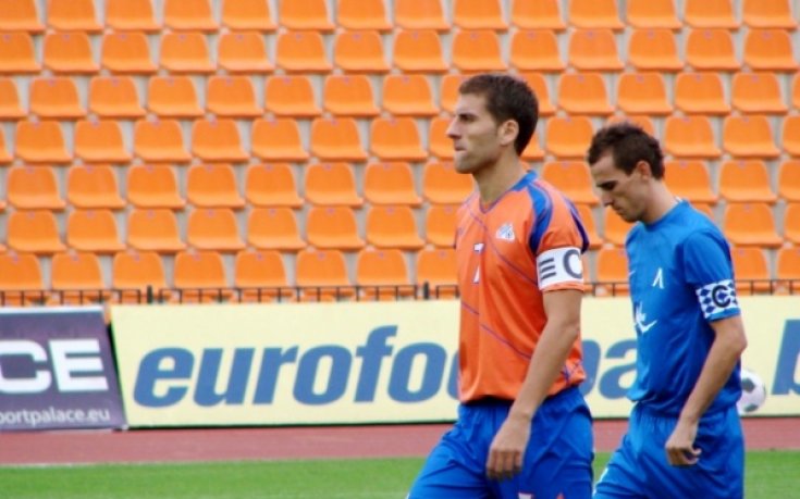 Футболът е по-важен: Играчи бягат от работа, за да играят за Купата