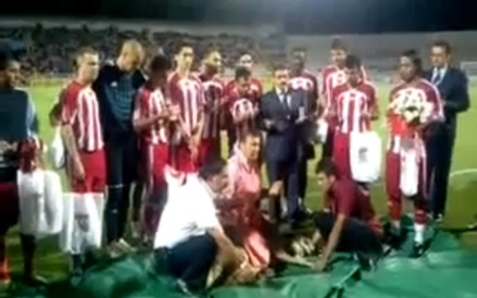 ВИДЕО: Елитен турски отбор кла коч на стадиона си