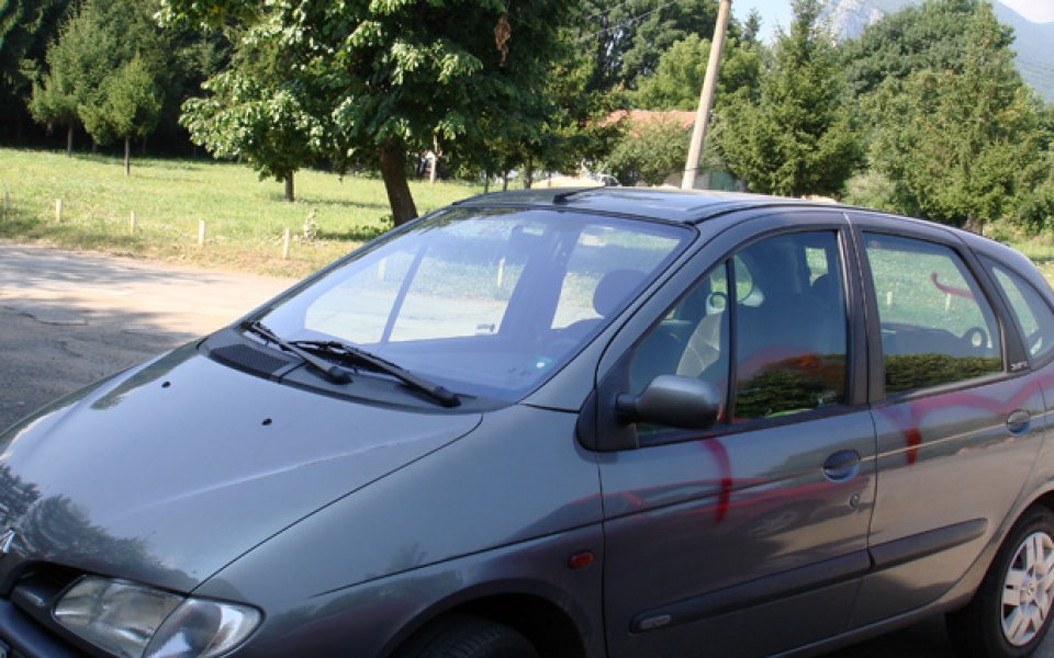 Надраскаха колата на Илия Вълов с червен спрей, заради Вальо Илиев