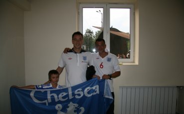 СНИМКИ: Джон Тери със специални подаръци за българския фенклуб на Челси