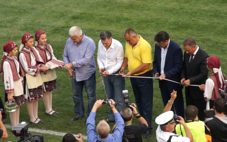 ВИДЕО: Бойко Борисов и Борислав Михайлов гледат Лудогорец – Левски