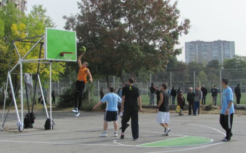 СНИМКИ: Баскет-ентусиасти намачкаха студа със стрийтбол