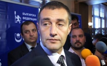 Министър Нейков и куп футболни звезди откриват нов спортен комплекс