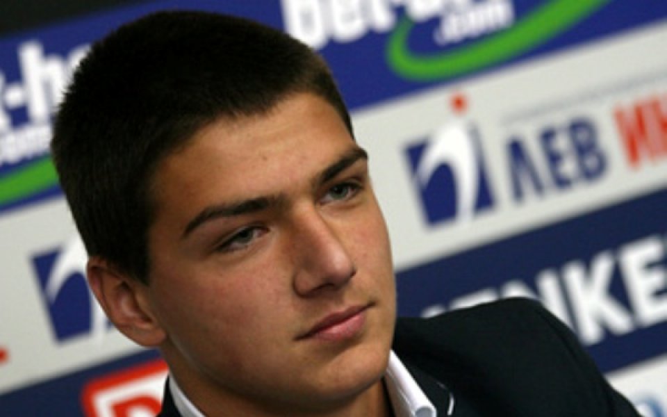 Юношеският национален вратар на България дебютира в 8-а дивизия на Англия