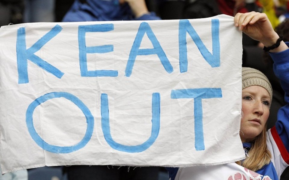Феновете на Блекбърн наеха самолет, за да протестират срещу мениджъра Кийн