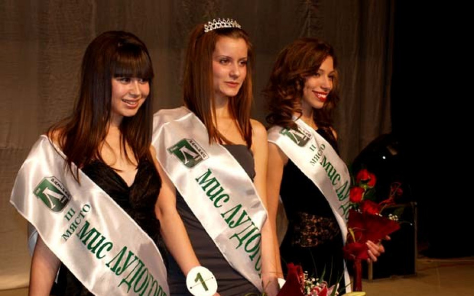 16-годишната блондинка бе избрана за „Мис Лудогорец 2011”